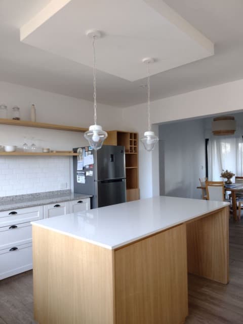 Cocina con isla de madera clara, proyecto del estudio