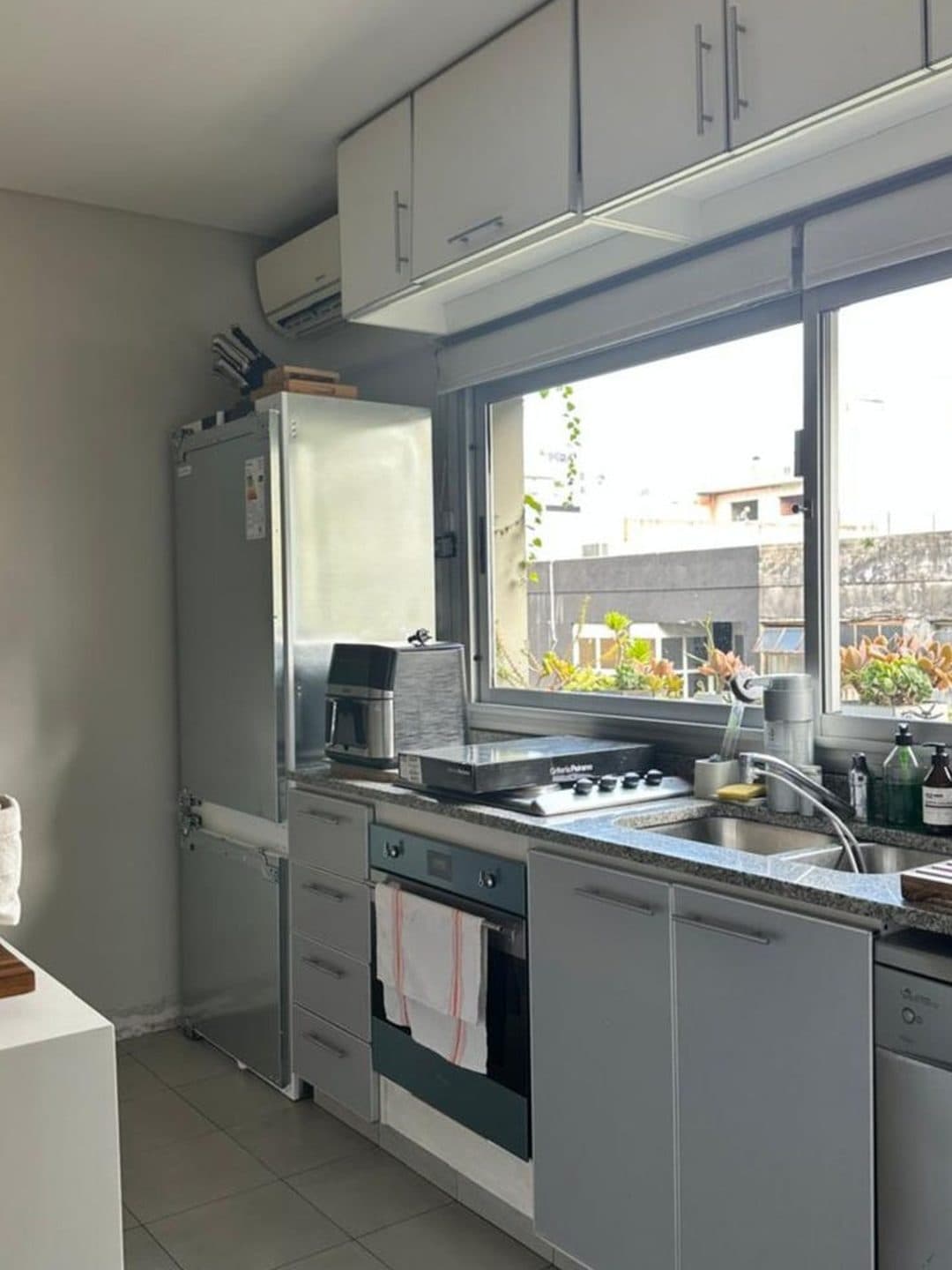 Cocina con ventana al patio — antes