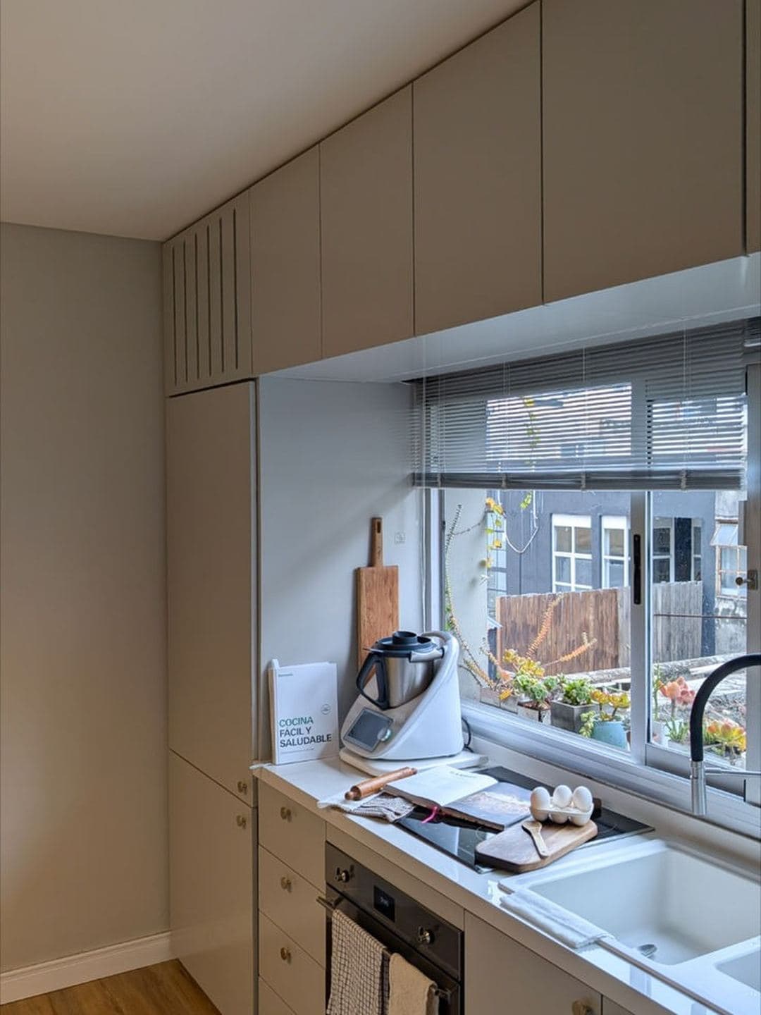 Cocina con ventana al patio — después